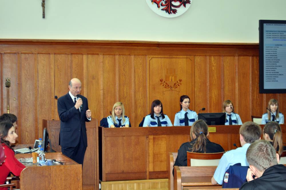 Lekcja inna niż wszystkie”  Dnia 9 kwietnia uczniowie klas I i II Zespołu Szkół Menedżerskich o prof (zdjęcie 3)