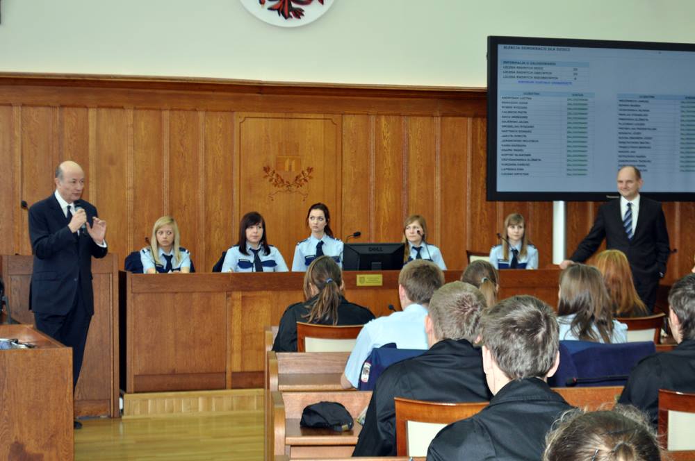 Lekcja inna niż wszystkie”  Dnia 9 kwietnia uczniowie klas I i II Zespołu Szkół Menedżerskich o prof (zdjęcie 4)