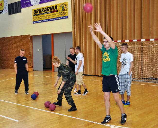 Policyjny Test Sprawności  W Hali Widowiskowo-Sportowej w Świeciu czwartego kwietnia odbył się test  (zdjęcie 3)