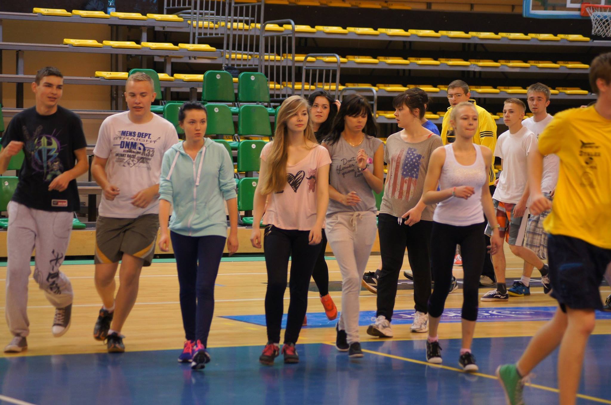 Dzień Sportu i Zdrowia w Zespole Szkół Menedżerskich w Świeciu ,,Olimpiada zdrowia” – biegi, rzut do (zdjęcie 3)
