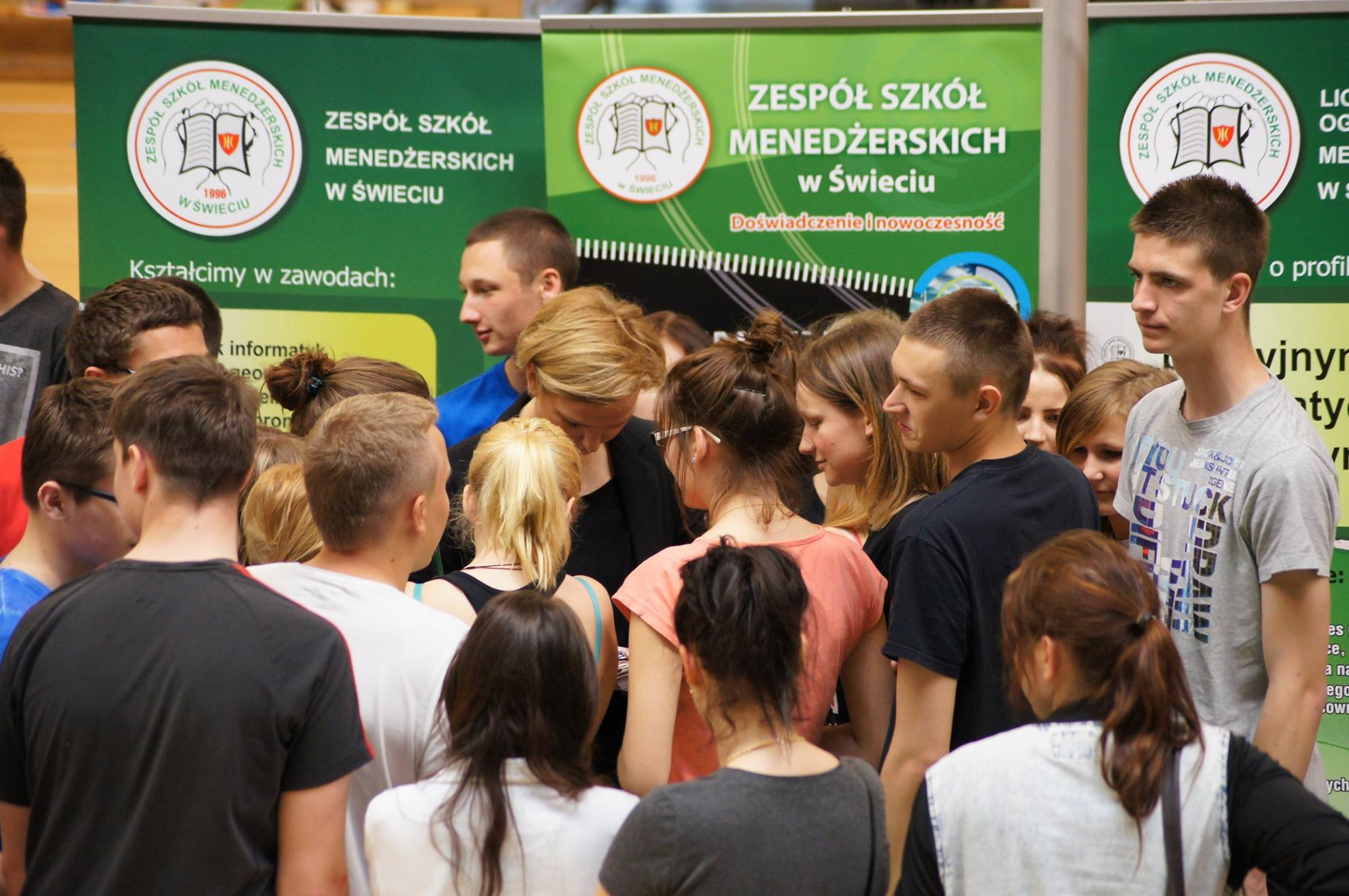 Dzień Sportu i Zdrowia w Zespole Szkół Menedżerskich w Świeciu ,,Olimpiada zdrowia” – biegi, rzut do (zdjęcie 13)