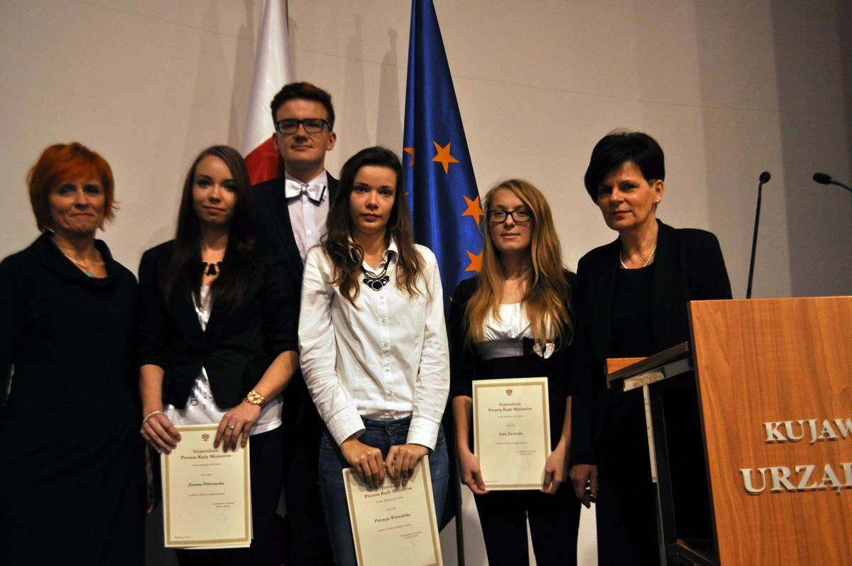 Grudnia w Sali Urzędu Wojewódzkiego w obecności wicewojewody kujawsko – pomorskiego, pani Elżbiety R (zdjęcie 2)