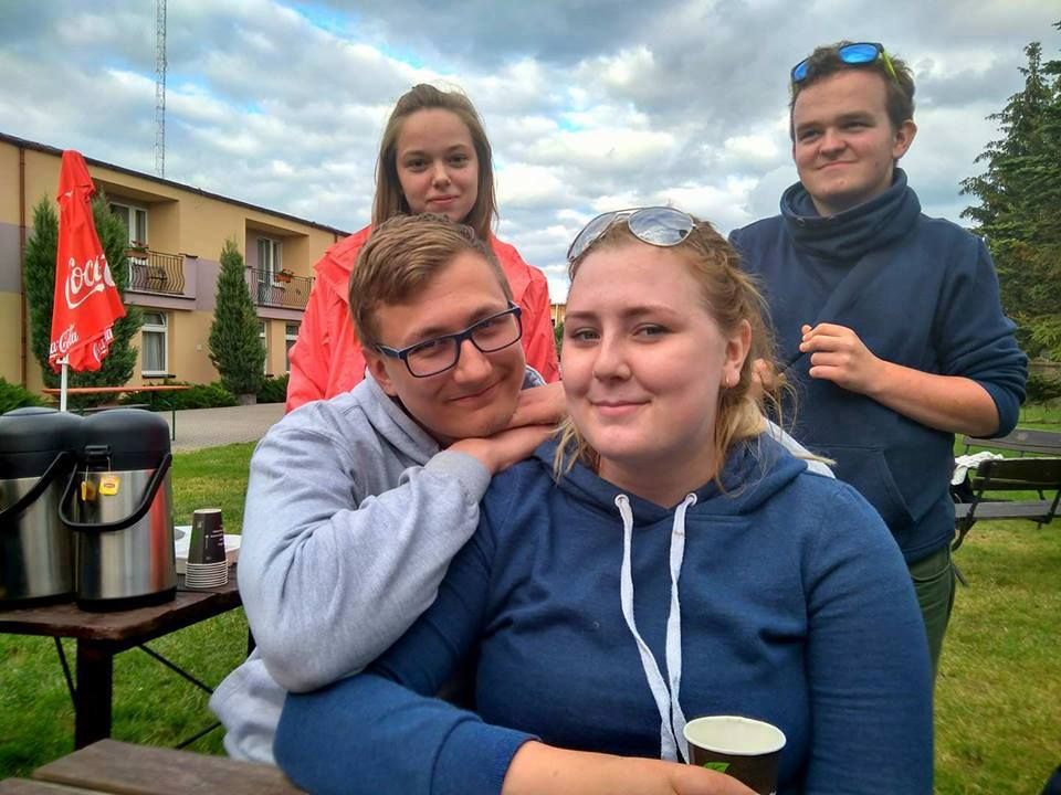 Bitewny kurz Menedżerady już opadł, a grupa zwycięzców z klasy II TA wraz z wychowawcą Mirosławą Kru (zdjęcie 9)