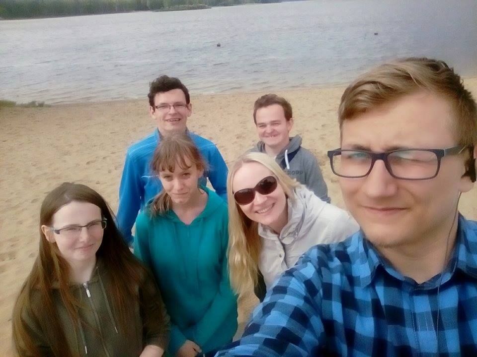 Bitewny kurz Menedżerady już opadł, a grupa zwycięzców z klasy II TA wraz z wychowawcą Mirosławą Kru (zdjęcie 18)