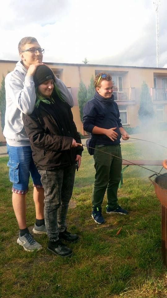 Bitewny kurz Menedżerady już opadł, a grupa zwycięzców z klasy II TA wraz z wychowawcą Mirosławą Kru (zdjęcie 19)