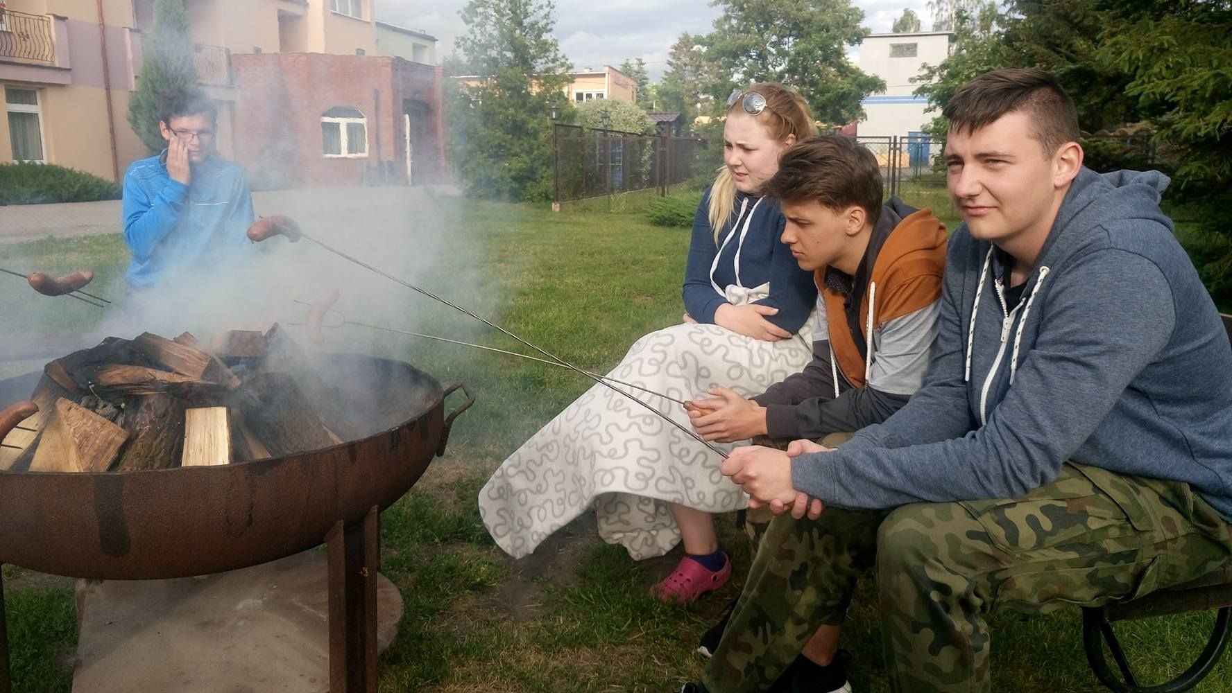 Bitewny kurz Menedżerady już opadł, a grupa zwycięzców z klasy II TA wraz z wychowawcą Mirosławą Kru (zdjęcie 23)