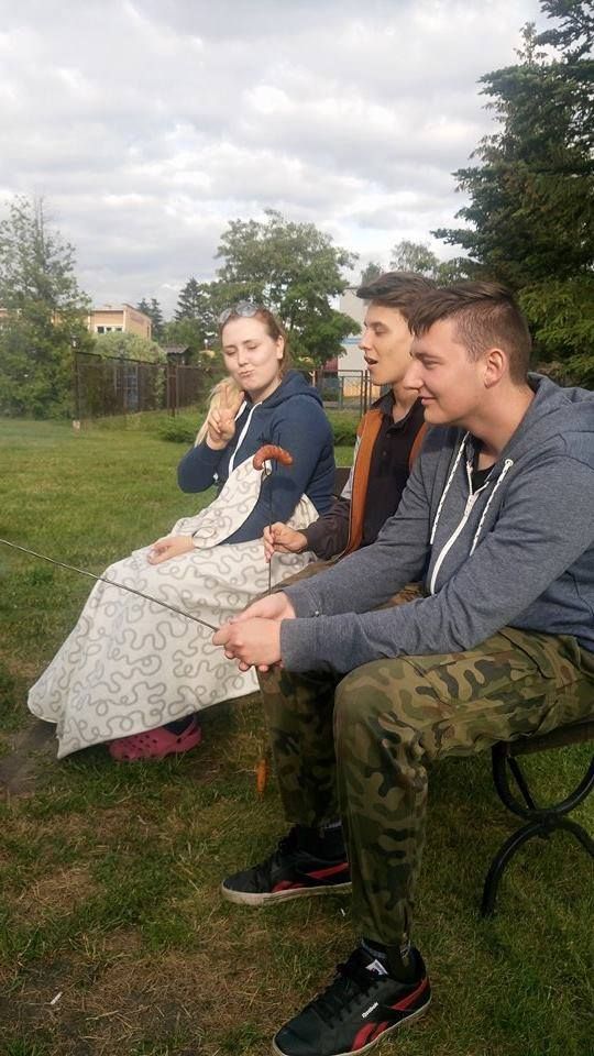 Bitewny kurz Menedżerady już opadł, a grupa zwycięzców z klasy II TA wraz z wychowawcą Mirosławą Kru (zdjęcie 25)