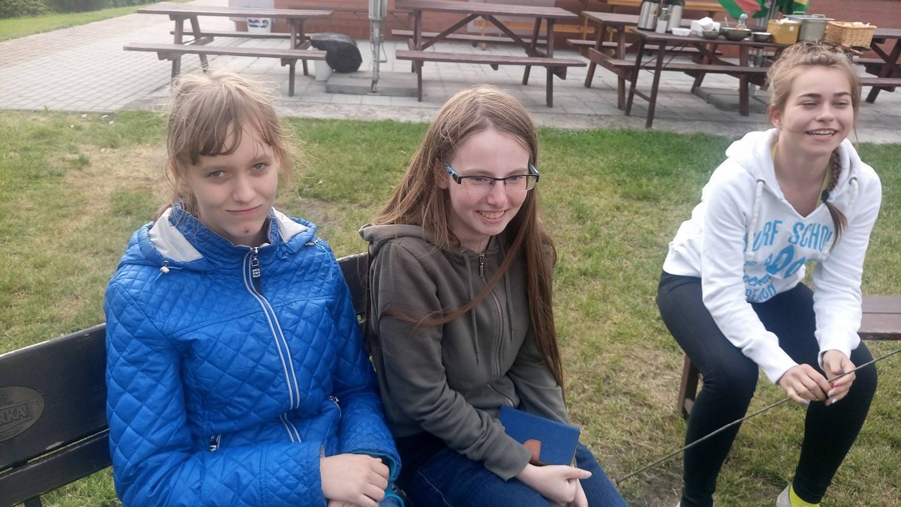 Bitewny kurz Menedżerady już opadł, a grupa zwycięzców z klasy II TA wraz z wychowawcą Mirosławą Kru (zdjęcie 27)
