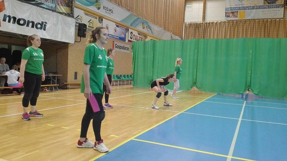 Udział naszej młodzieży w ,,Licealiadzie" - rozgrywkach w piłce siatkowej chłopców i dziewcząt - 21. (zdjęcie 4)