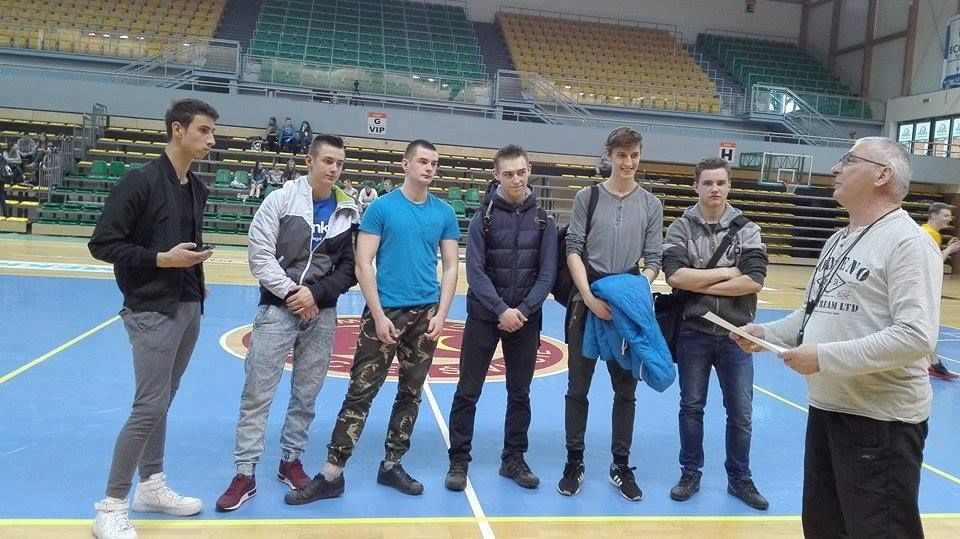 Udział naszej młodzieży w powiatowych zawodach ,,Licealiady” w koszykówce zakończył się dla chłopakó (zdjęcie 2)