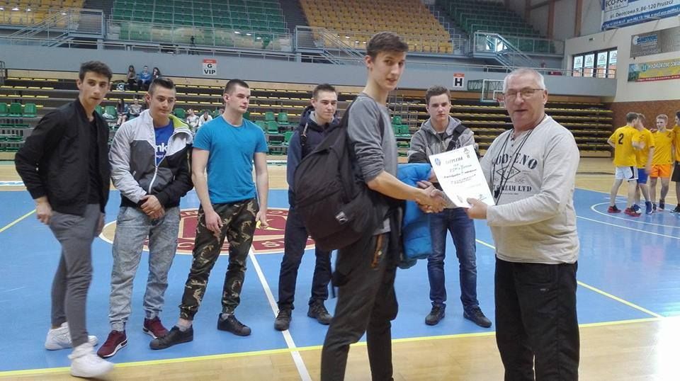 Udział naszej młodzieży w powiatowych zawodach ,,Licealiady” w koszykówce zakończył się dla chłopakó (zdjęcie 3)