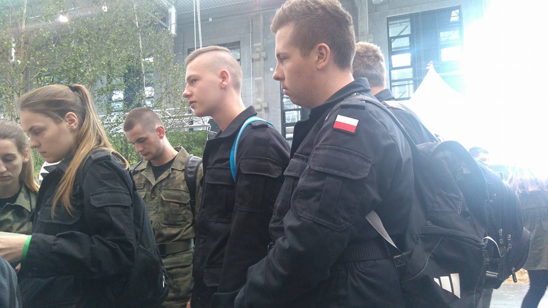 W dniu 2 czerwca 2017 roku uczniowie klas mundurowych wzięli udział w Targach Proobronnych "Pro Defe (zdjęcie 12)
