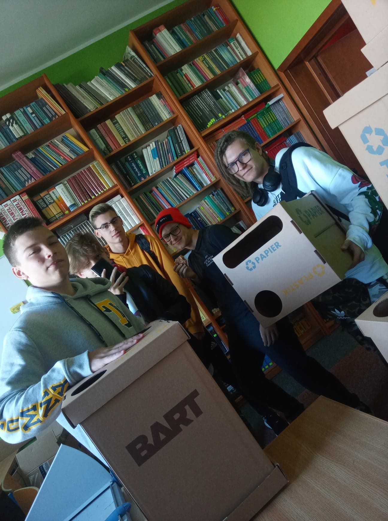 W roku szkolnym 2019/2020 Zespół Szkół Menedżerskich w Świeciu postanowił działać na rzecz ochrony ś (zdjęcie 4)