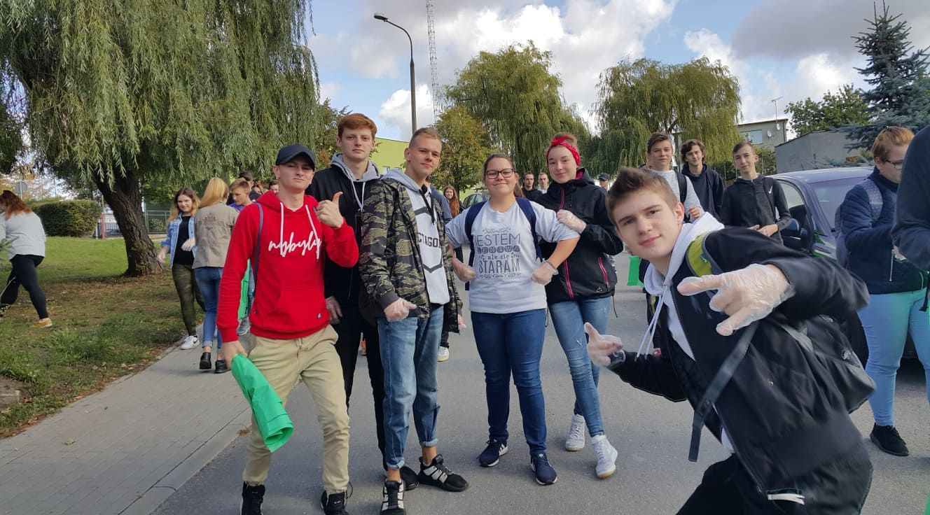 W roku szkolnym 2019/2020 Zespół Szkół Menedżerskich w Świeciu postanowił działać na rzecz ochrony ś (zdjęcie 8)