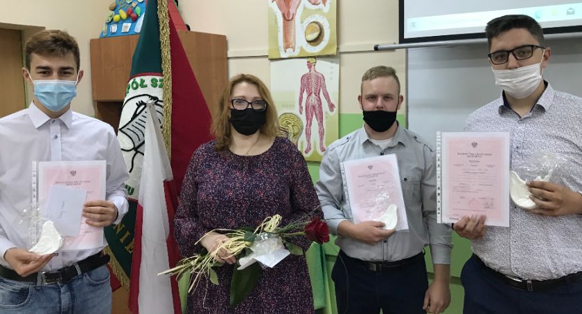 nSwiecie: Pożegnanie maturzystów ZSM (2021) — Andżelika Latko z nagrodą burmistrza