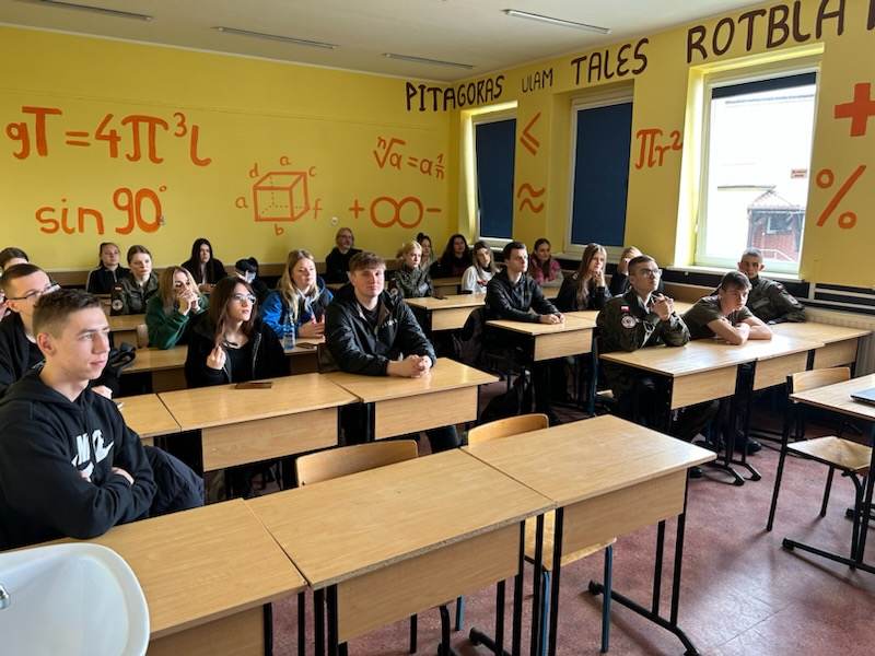 Maturzyści, studia i mundur