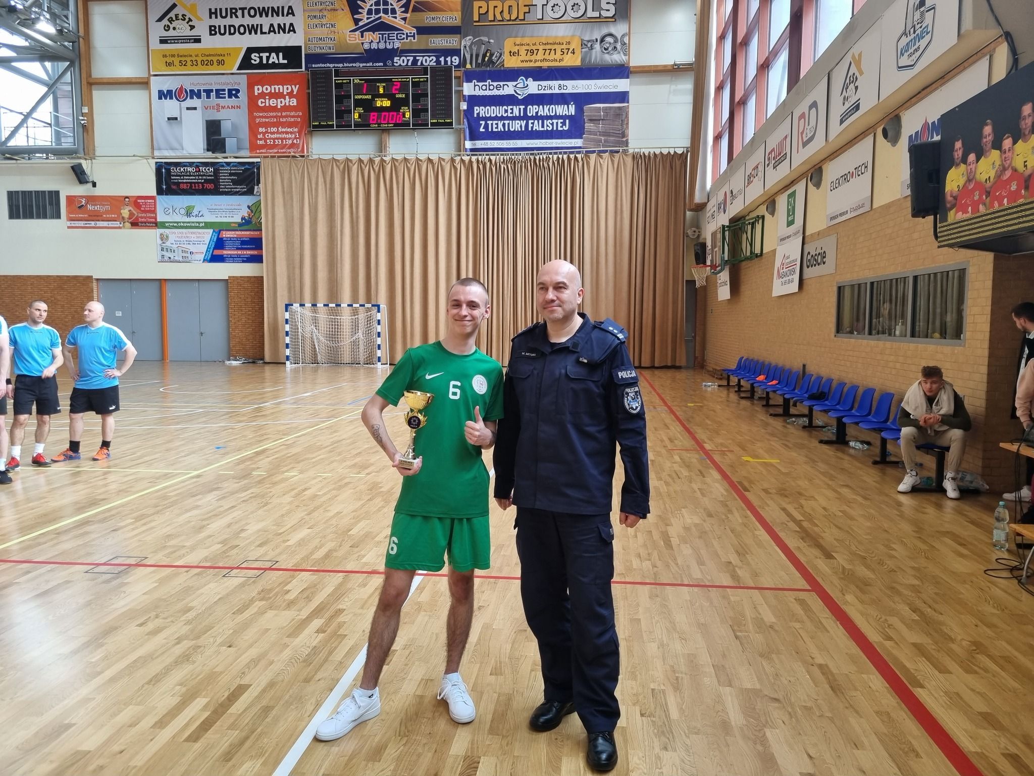 W dniu dzisiejszym uczniowie naszej szkoły wzięli udział w turnieju promującym zawód policjanta, org (zdjęcie 3)