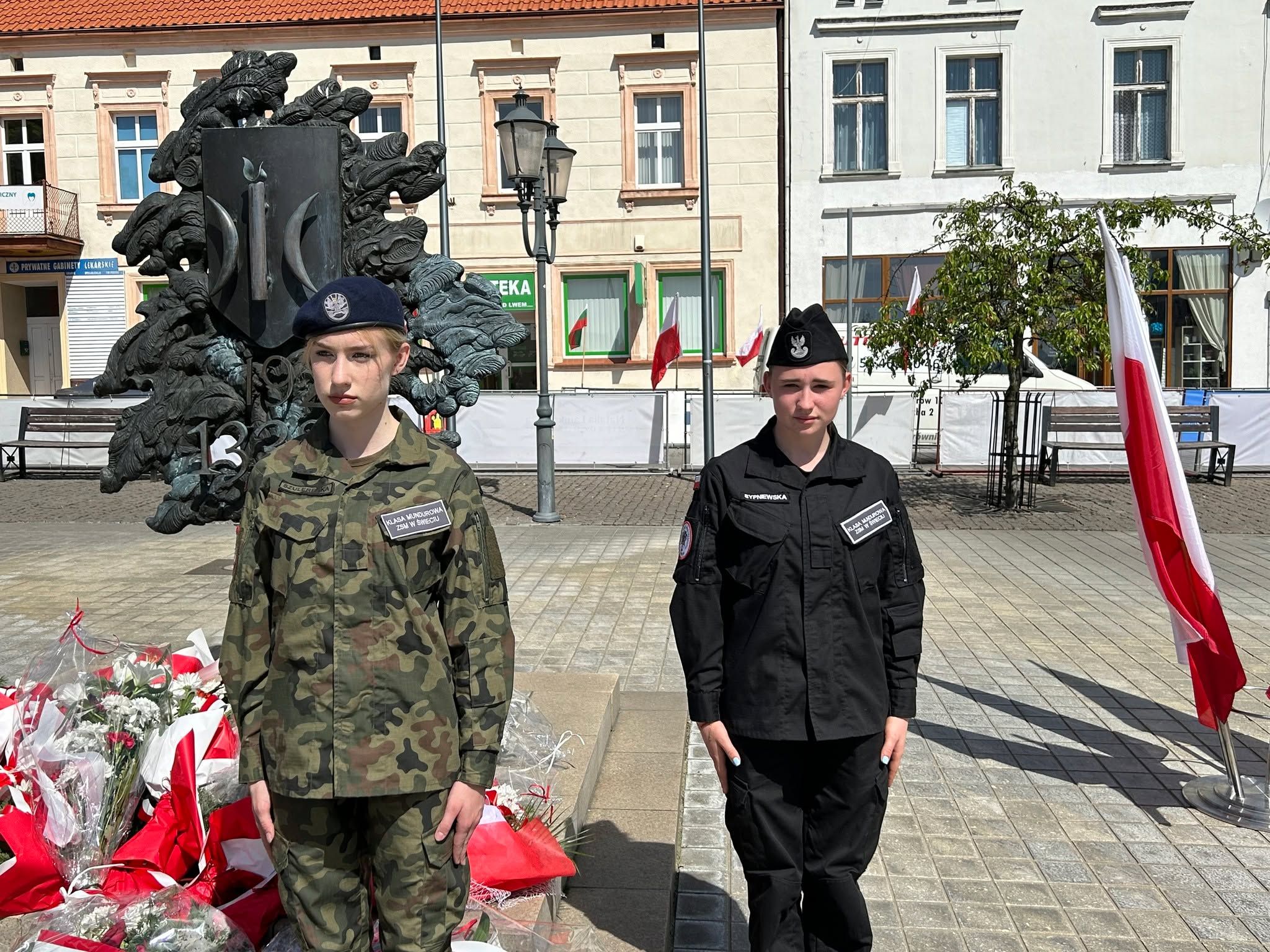 Maja 2024 roku, w 233 rocznicę uchwalenia Konstytucji 3 Maja, uczniowie klas mundurowych „Menedżera”