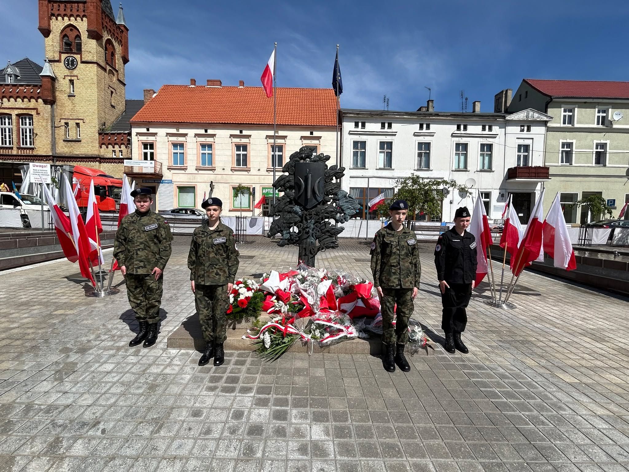 Maja 2024 roku, w 233 rocznicę uchwalenia Konstytucji 3 Maja, uczniowie klas mundurowych "Menedżera" (zdjęcie 3)