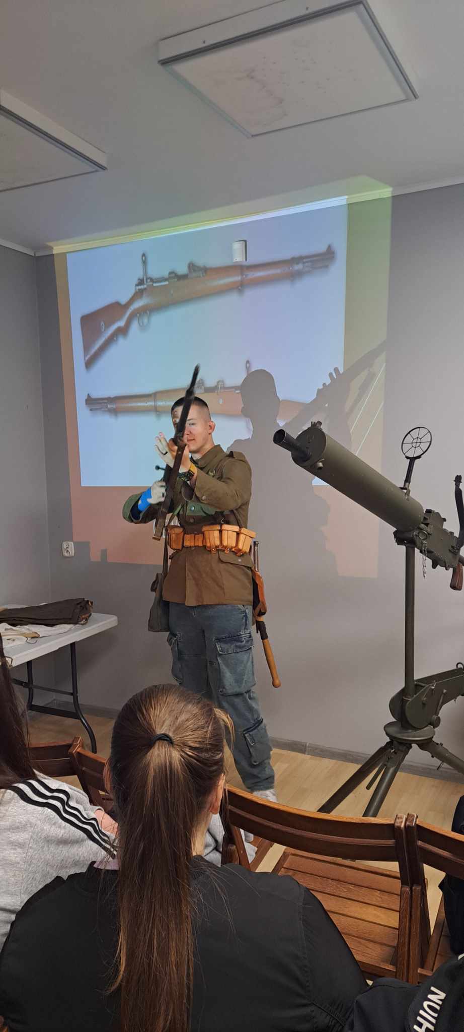 Serdecznie dziękujemy za zaproszenie na wspaniałą żywą lekcje historii Panu Michałowi Golińskiemu! W (zdjęcie 2)
