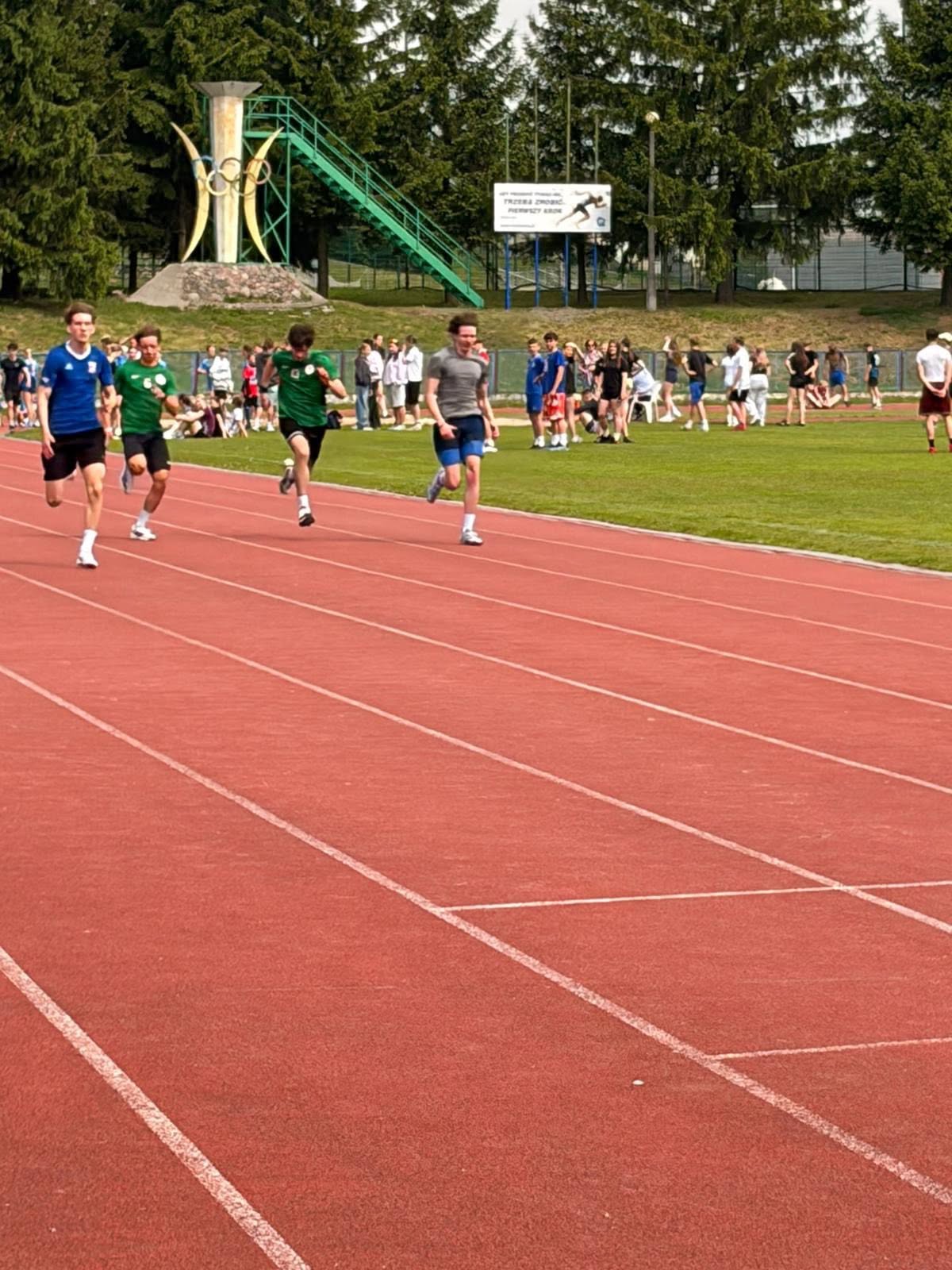 Przedstawiamy osiągnięcia naszych uczniów na Międzyszkolnych Indywidualnych Zawodach Lekkoatletycznych:
1…